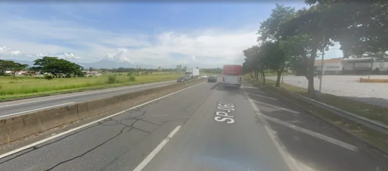 Homem morre após ser atropelado por moto e caminhão na Dutra, em Lorena