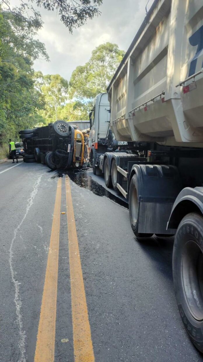 acidente caminhão cruzeiro