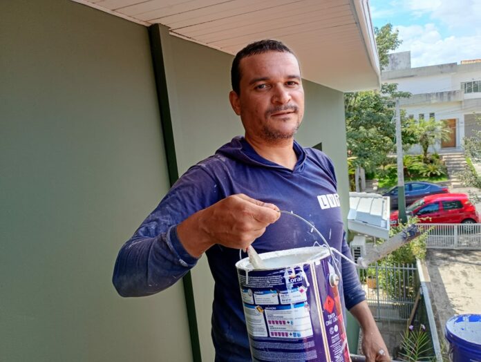 Eletricista morre após levar choque enquanto limpava calha em São José Eletricista morre após levar choque enquanto limpava calha em São José