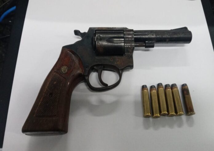 Guarda civil é preso enquanto tentava vender arma em estacionamento de supermercado em Caraguatatuba Guarda civil é preso enquanto tentava vender arma em estacionamento de supermercado em Caraguatatuba