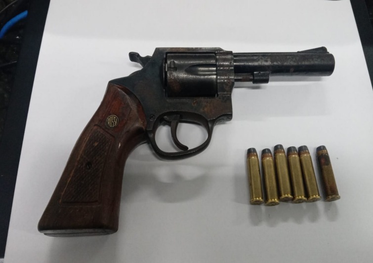 Guarda civil é preso enquanto tentava vender arma em estacionamento de supermercado em Caraguatatuba