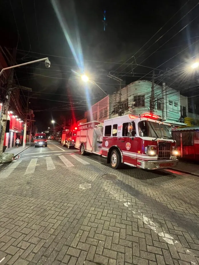 Incêndio atinge containers do Mercadão de São José e mobiliza bombeiros Incêndio atinge containers do Mercadão de São José e mobiliza bombeiros
