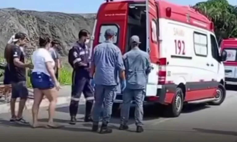 Motociclista fica em estado grave após colisão envolvendo caminhão e duas motos na Praia Grande