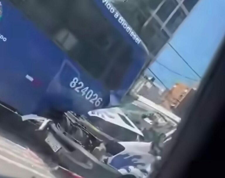 Ônibus é atingido por caminhão em avenida de Santos; uma pessoa ficou ferida
