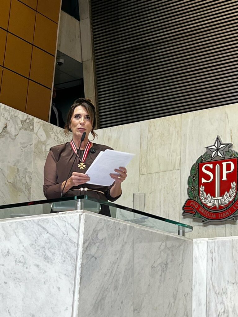 Deputada Rosana Valle recebe Colar de Honra da Alesp
