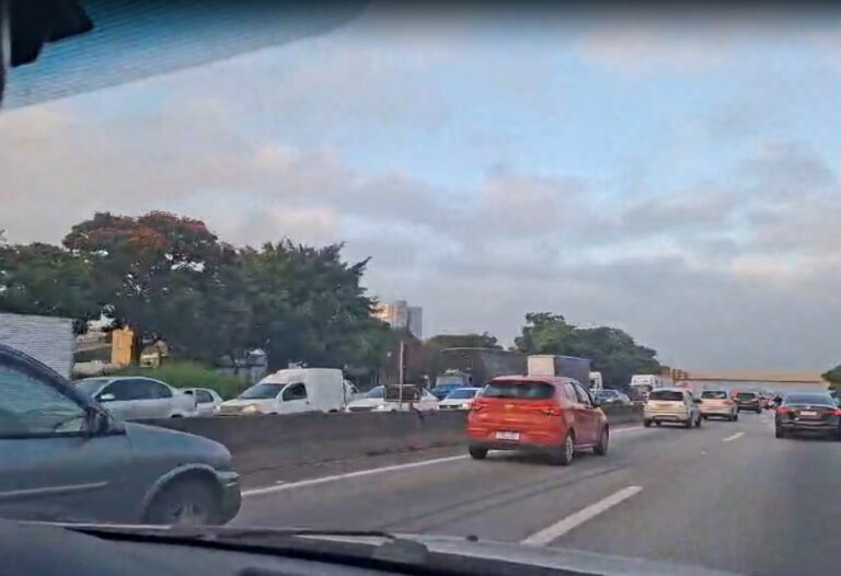 Casal morre atropelado após queda de moto na Dutra, em São José