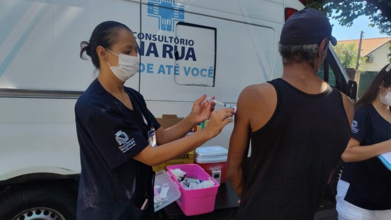 Dia D: Consultório na Rua aplica 38 doses de vacina contra a gripe em Araçatuba