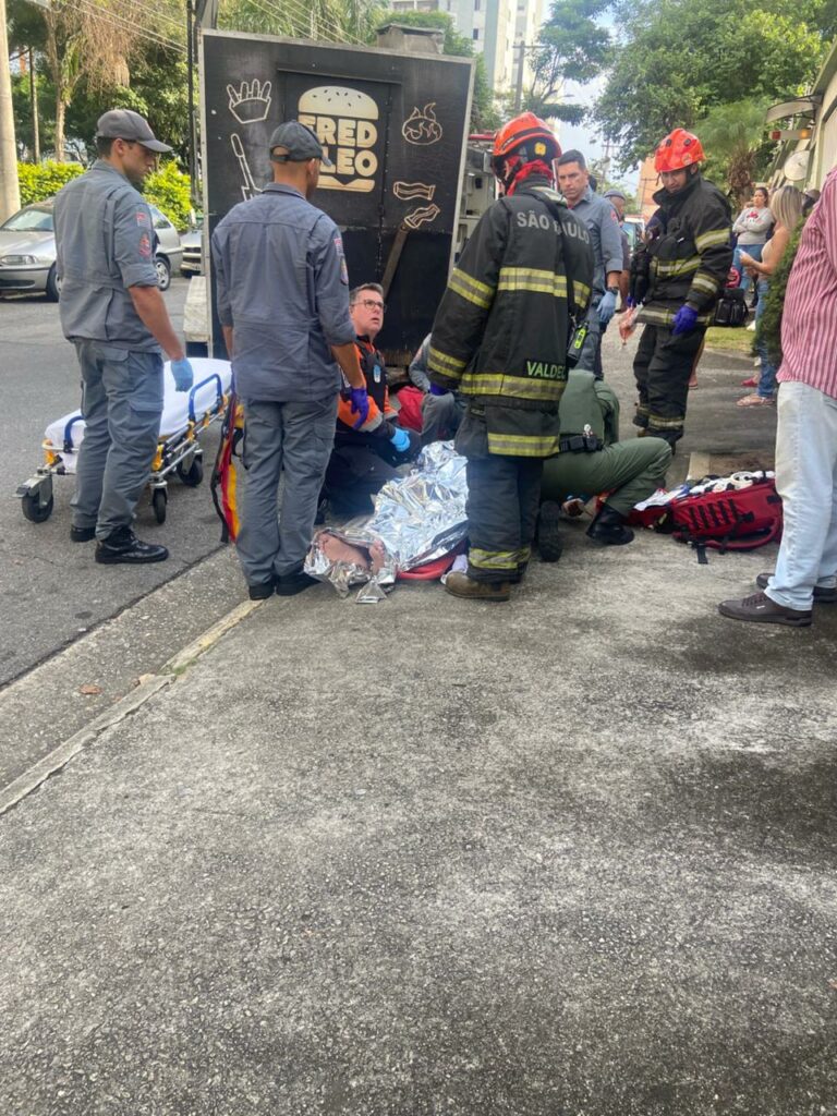 Trailer se solta de veículo e atinge motociclista em São José dos Campos