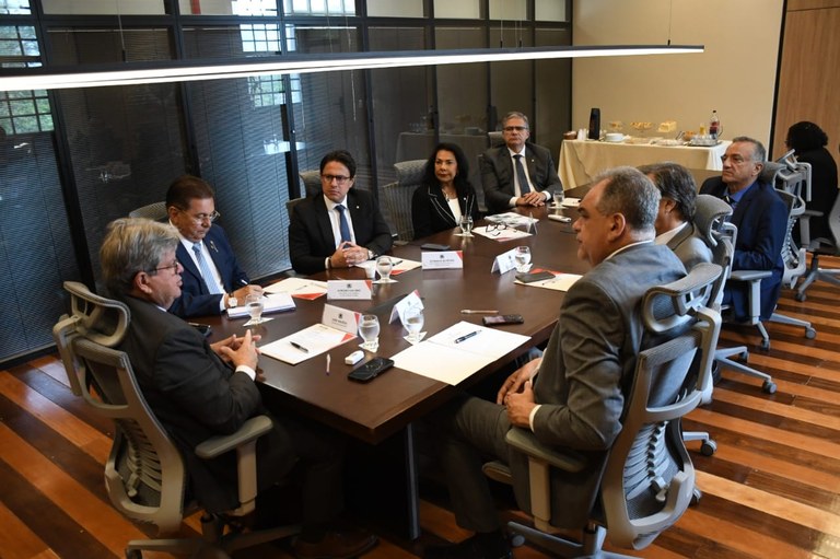 João Azevêdo realiza última reunião interpoderes e destaca transição tranquila com Lucas Ribeiro