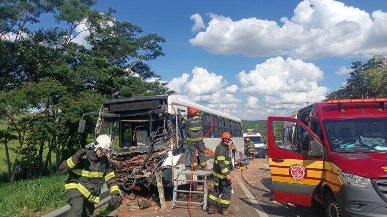 Acidente entre ônibus e caminhão deixa 18 feridos na Raposo Tavares