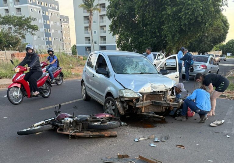 Motociclista fica ferida após colisão com carro em Araçatuba