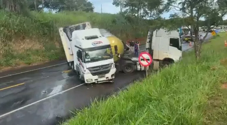 Colisão entre caminhões e carros causa interdição temporária da BR-153 em Nova Granada
