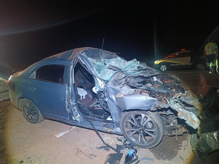 Pai morre e mãe e filha ficam em estado grave após carro bater em caminhão