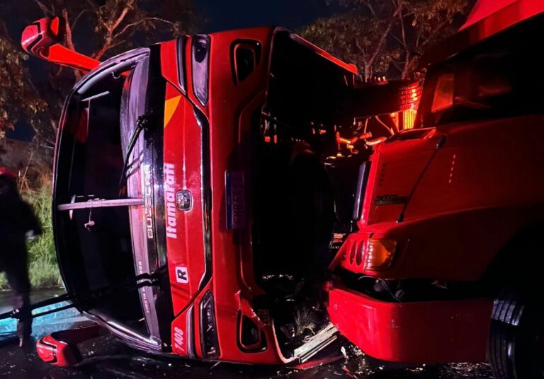 Acidente entre ônibus e caminhão deixa 13 feridos na  Washington Luís