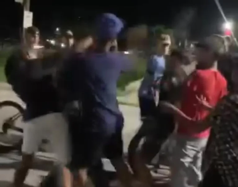 Grupo de jovens agride estudante em saída de escola estadual em Mongaguá; VÍDEO