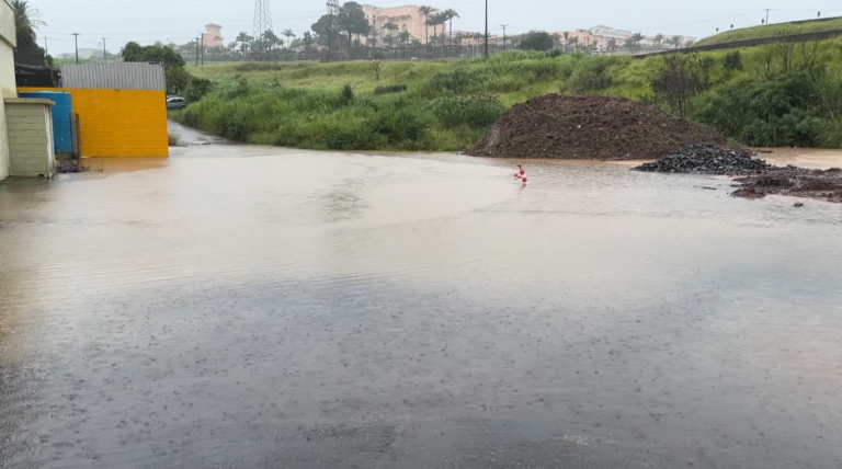 Alagamento interdita rua no Jardim do Trevo em Campinas