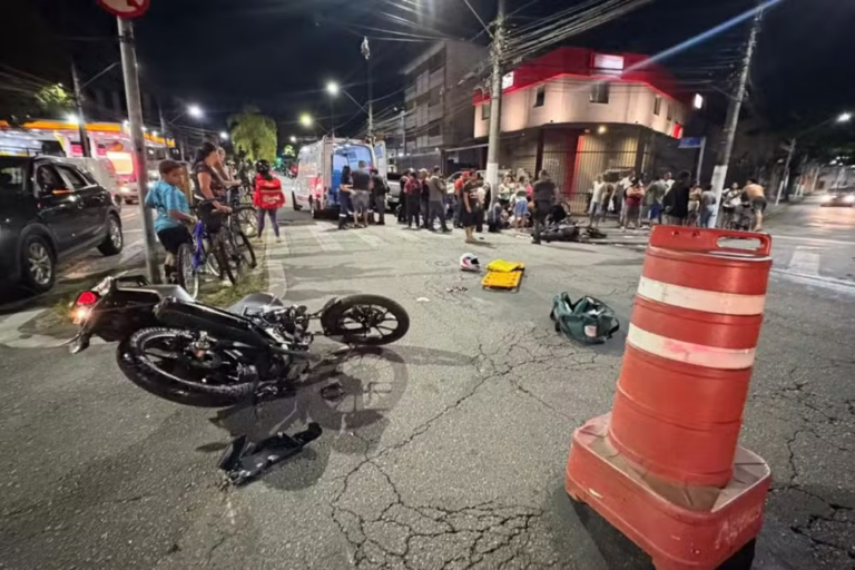 Motociclistas ficam em estado grave após colisão em cruzamento da cidade de Santos