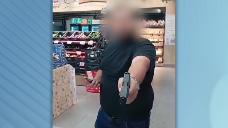 VÍDEO: Homem aponta arma de fogo para cliente em supermercado