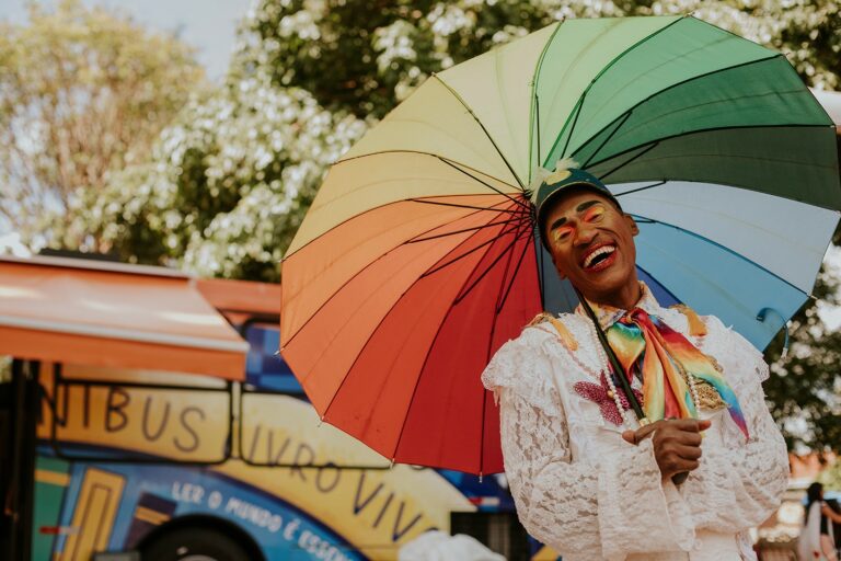Ônibus Livro Vivo leva atividades literárias gratuitas a cidades da região