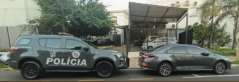 Mulher é presa ao ser flagrada conduzindo veículo roubado