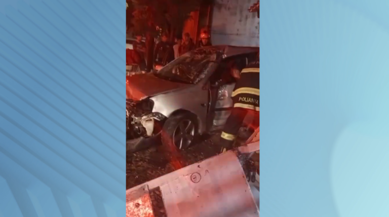 Jovem bate carro contra muro de casa e fica em estado grave