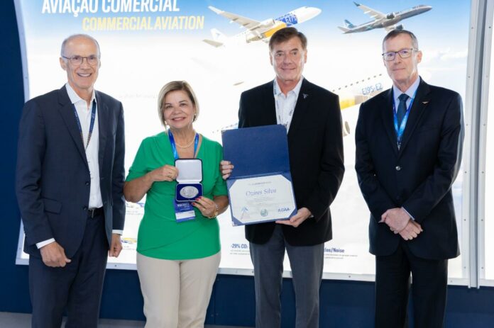 Fundador da Embraer, Ozires Silva é homenageado na Itália com a Medalha Giuseppe Gabrielli