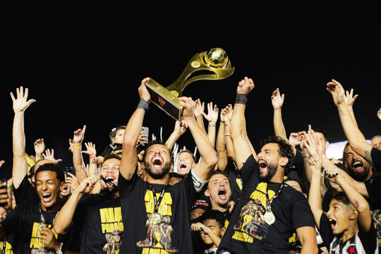 Festa pelo título do Botafogo-PB reúne jogadores e torcedores na orla de João Pessoa