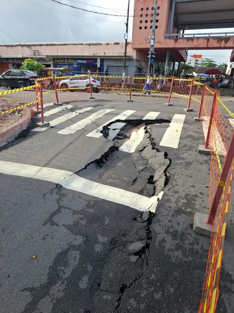 Trecho da Av. Dom Pedro II é bloqueado para reparo emergencial próximo ao Mercado Central de JP