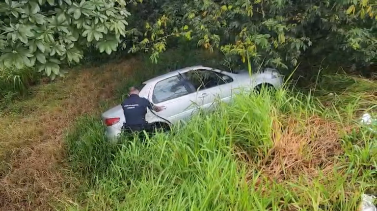Motorista perde o controle e cai em barranco