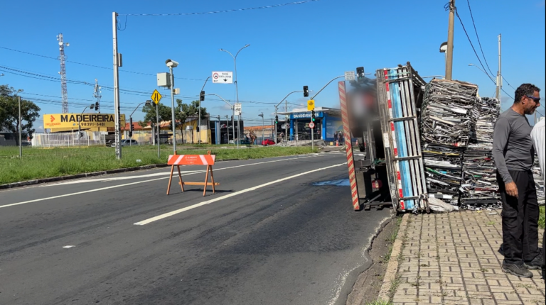Caminhão carregado tomba na John Boyd Dunlop em Campinas