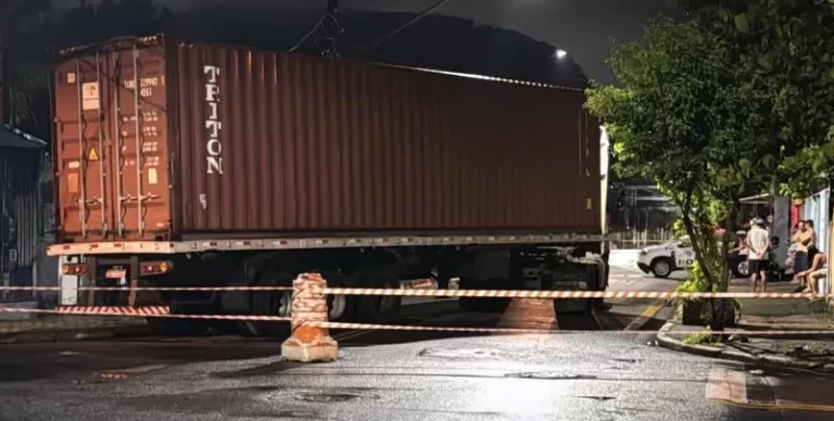 Caminhão derruba fiação e entorta poste em Santos