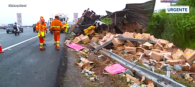 Caminhão carregado de ovos tomba na Santos Dumont em Campinas