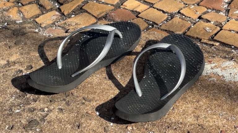 Homem tenta matar amigo por não devolver um chinelo