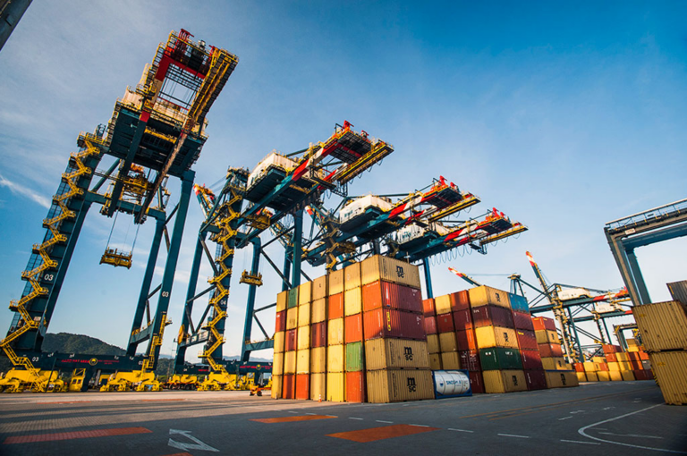 Contêineres caem em cima de carreta e deixa motorista ferido