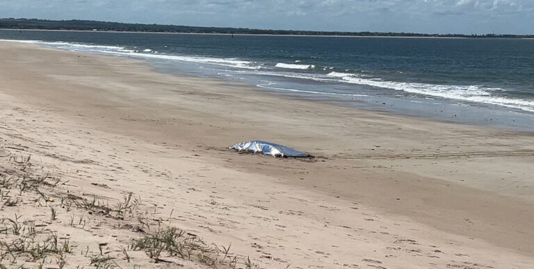 Corpo é encontrado boiando na praia de Miramar, em Cabedelo