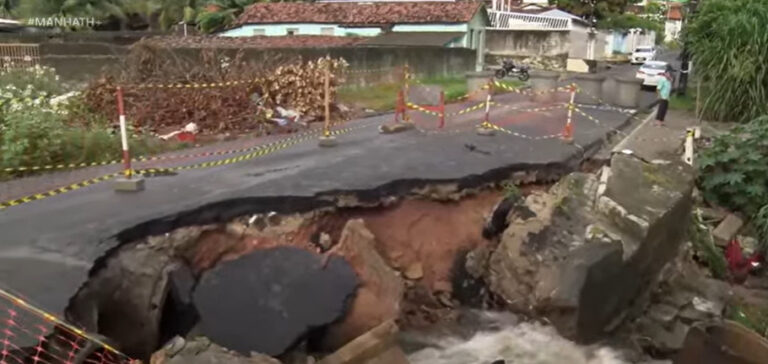Ponte é parcialmente interditada em João Pessoa após chuvas causarem cratera na via