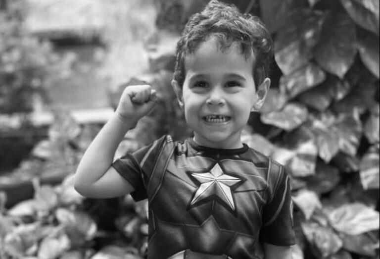 Criança de três anos morre afogada em piscina de casa