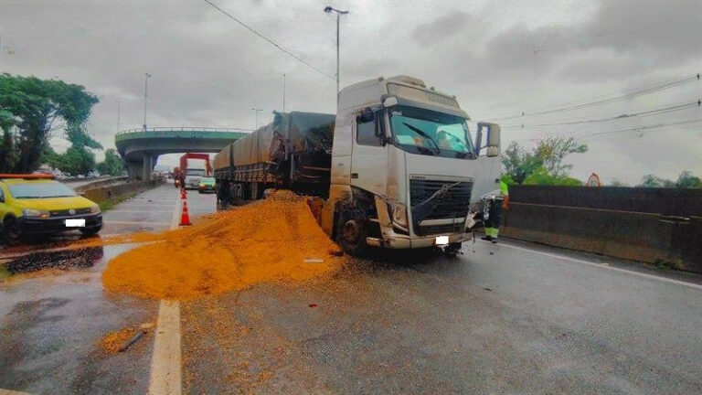 Seis veículos se envolvem em engavetamento em Rodovia no Guarujá