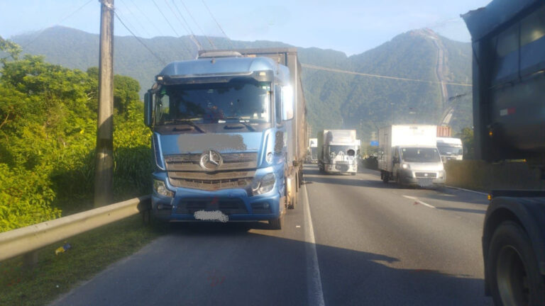 Carreta carregada com algodão tomba e pega fogo em rodovia do litoral de SP