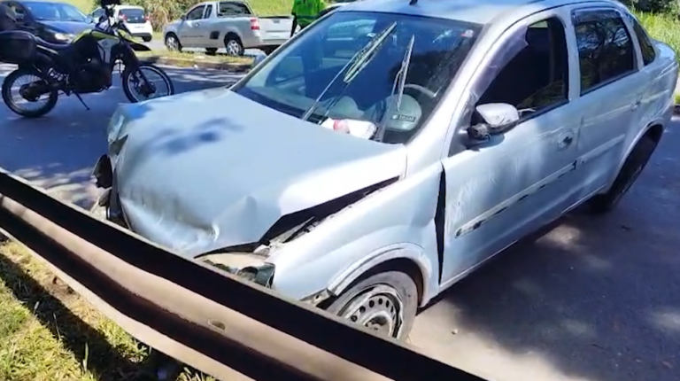 Enteado rouba o carro do padrasto e bate em poste na fuga