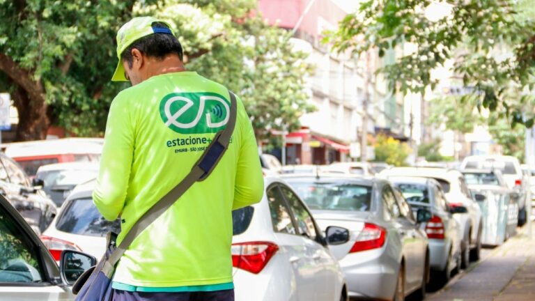 Estacionamento rotativo volta a ter venda direta com agentes nas ruas