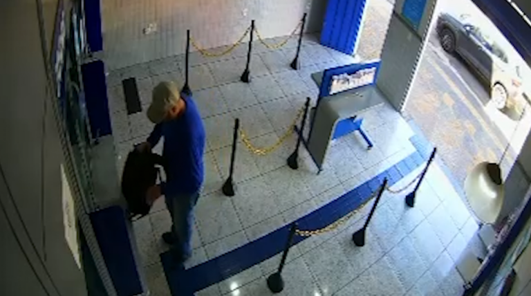 Homem mostra um explosivo em tentativa de assalto a lotérica