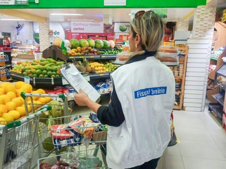 Vigilância Sanitária apreende produtos impróprios para consumo em supermercado no Geisel