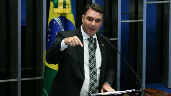 flavio-bolsonaro-propoe-fim-da-reeleicao-presidencial-no-brasil_widelg
