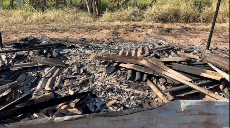 Corpo é encontrado dentro de uma casa atingida por incêndio