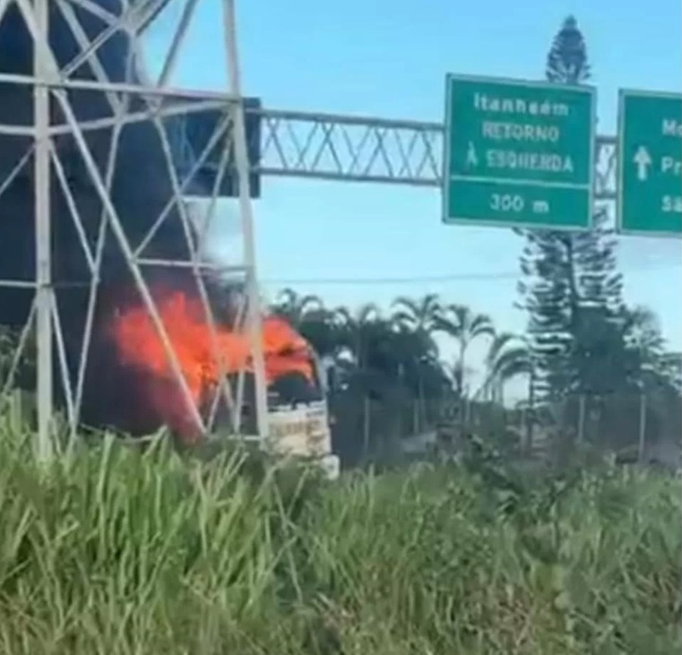 Caminhão-guincho pega fogo e causa interdição de rodovia em Itanhaém