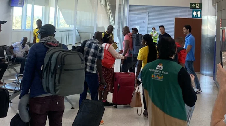 Após 55 horas, haitianos deixam Viracopos com visto de acolhimento humanitário