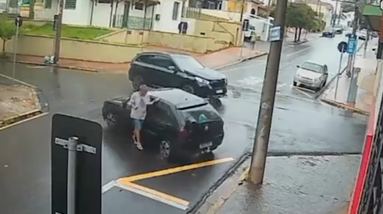 Morre idoso arremessado após ser atingido por carro em Piracicaba