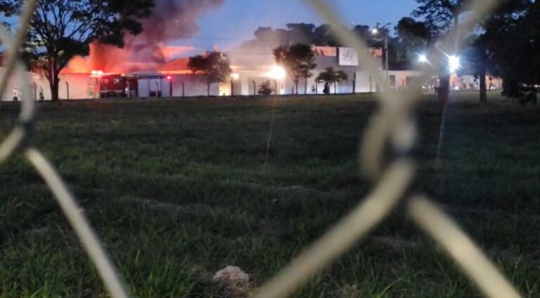 Incêndio atinge fábrica de carrinhos de supermercado