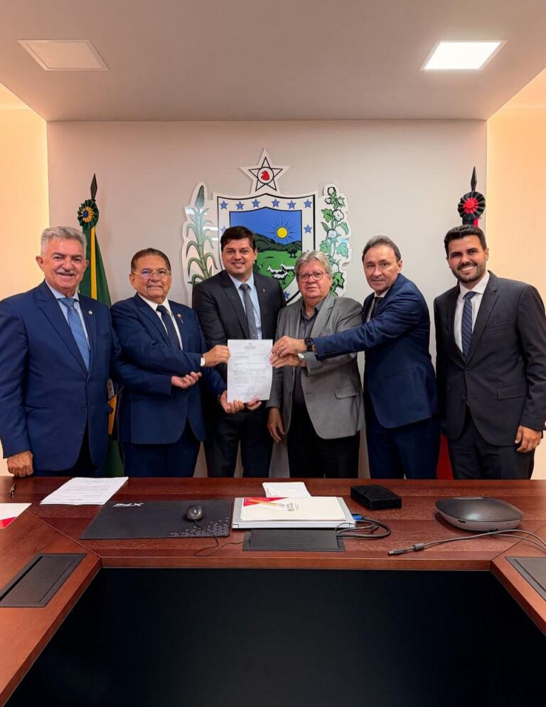 ALPB entrega a João Azevêdo nomes indicados para o TCE-PB